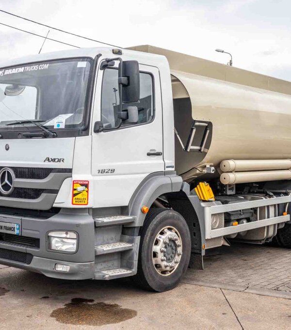 Camión Cisterna Mercedes-Benz Axor 3340 — 2018